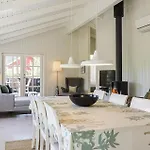 Сasa de vacaciones Stunning In With Kitchen *